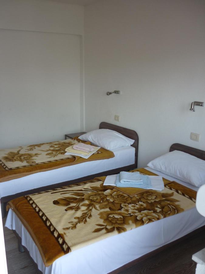 Dreibettzimmer mit Dusche