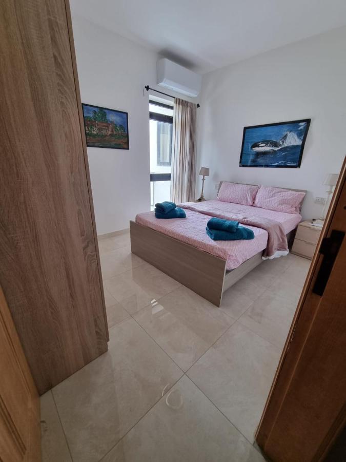 Modern Three Bedroom Apartment in Center Bugibba - B&B