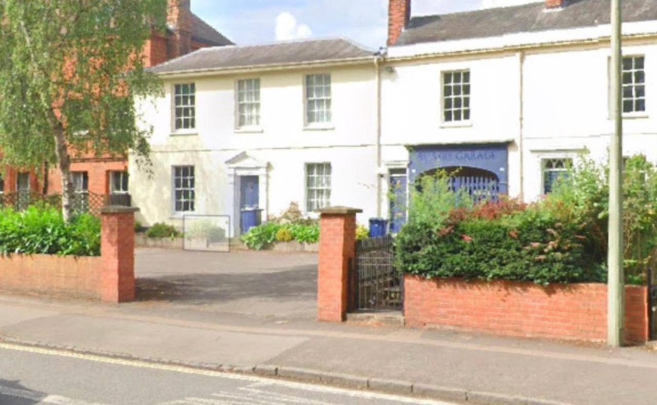Historic Manor house sleeps 10, free parking - Chambres d’hôtes