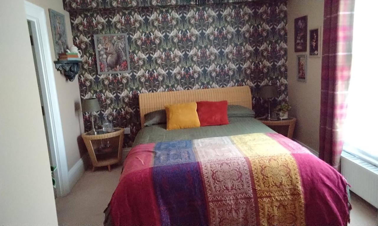 Habitación con cama extragrande.
