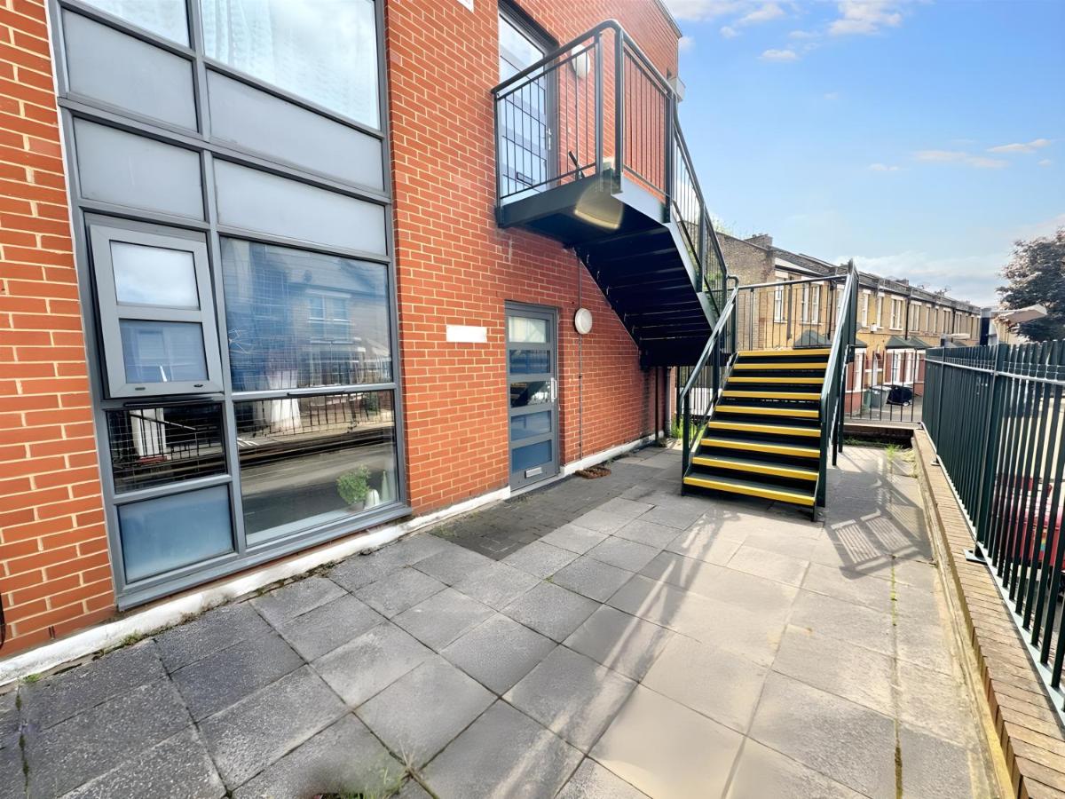 Executive 2 Bed Flat near Stratford Station - Ideal for Corporate Stays - B&B
