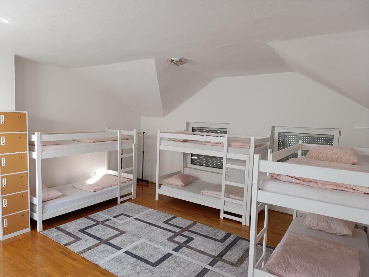 Posto Letto in Dormitorio Misto con 6 Letti