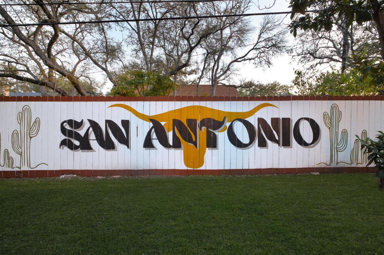 Texas Oasis - Pool Games Hot Tub & Family Fun - B&B San Antonio