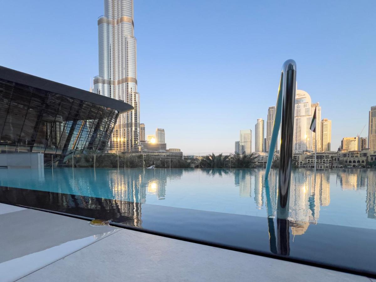 Stunning Burj Khalifa & Fountain Views - Luxury 2BR - 5 minutes walk to Dubai Mall - Chambres d'hôtes Dubaï