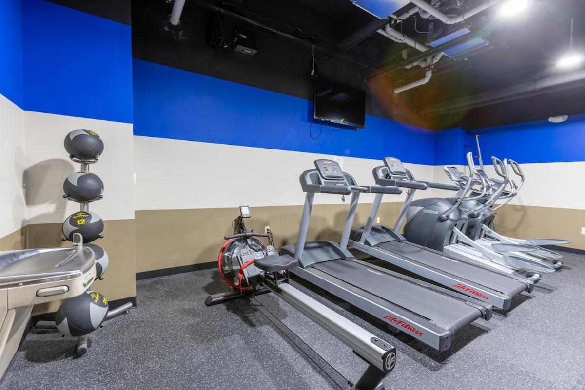 Steps 2 Everything! - KING Bed - Amazing Roof and Gym - B&B Pittsburgh