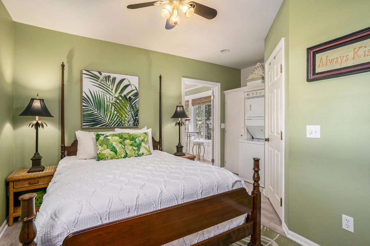 Deluxe One-Bedroom Apartment