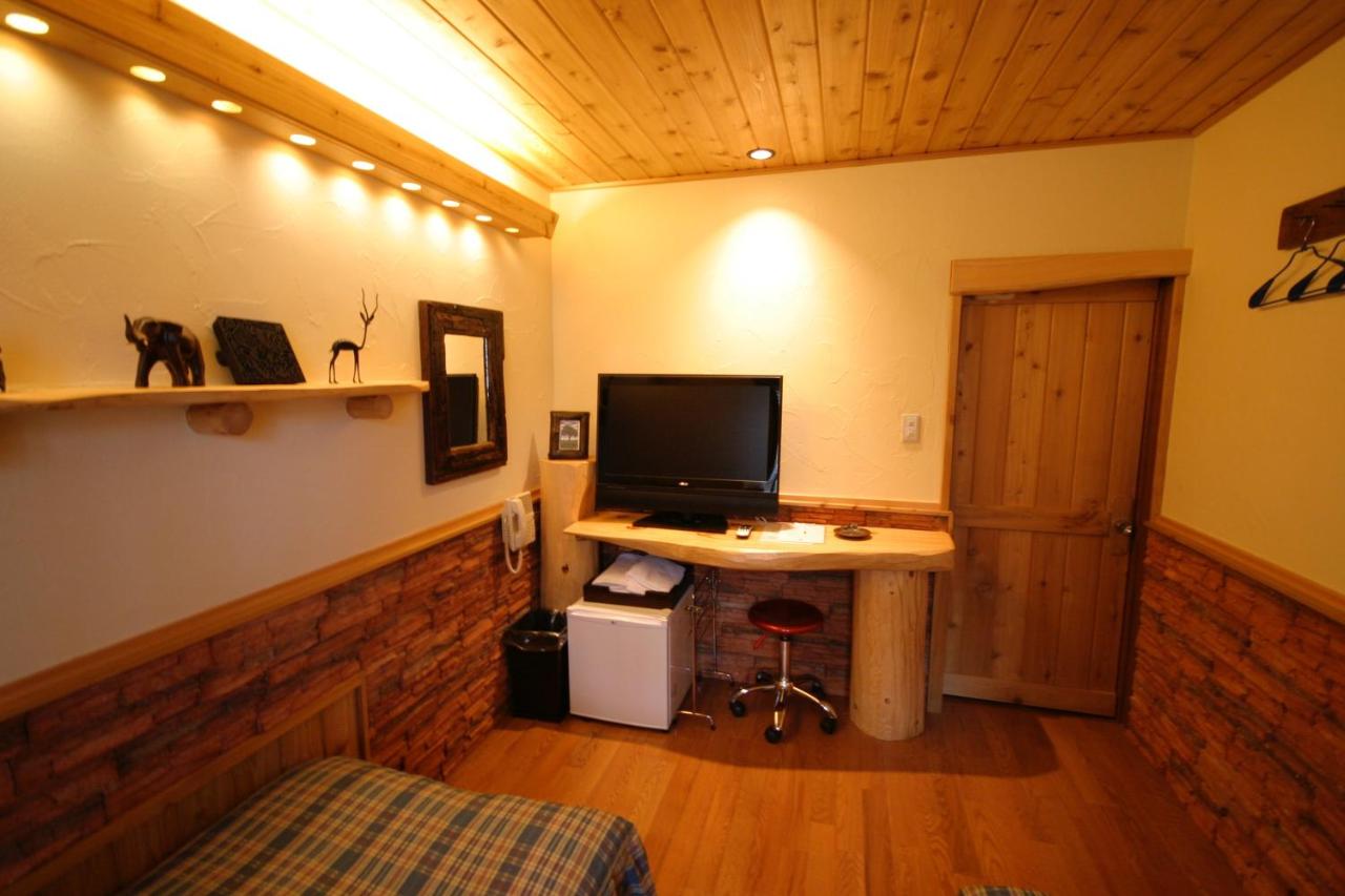 102 Deluxe Twin Room with Shared Bathroom with Private Toilet