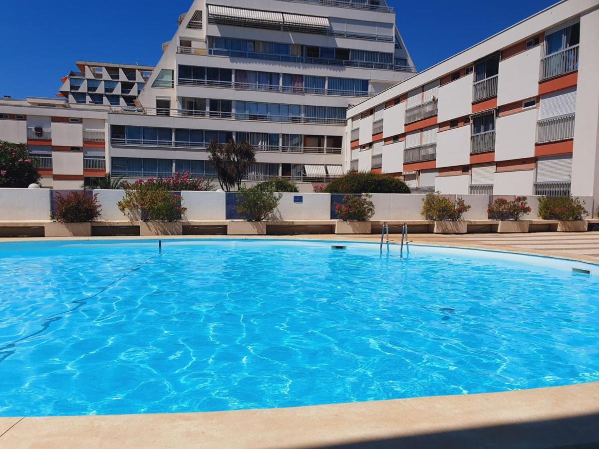 La terrasse du Club Wifi Clim Piscine - Centre ville - ROSSIconciergerie - Linge inclus - Chambres d'hôtes La Grande-Motte