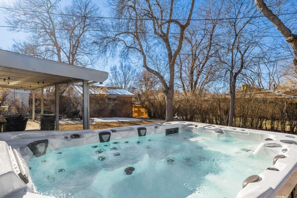 Huge Hot Tub, Theater Room, Family Friendly Oasis - B&B