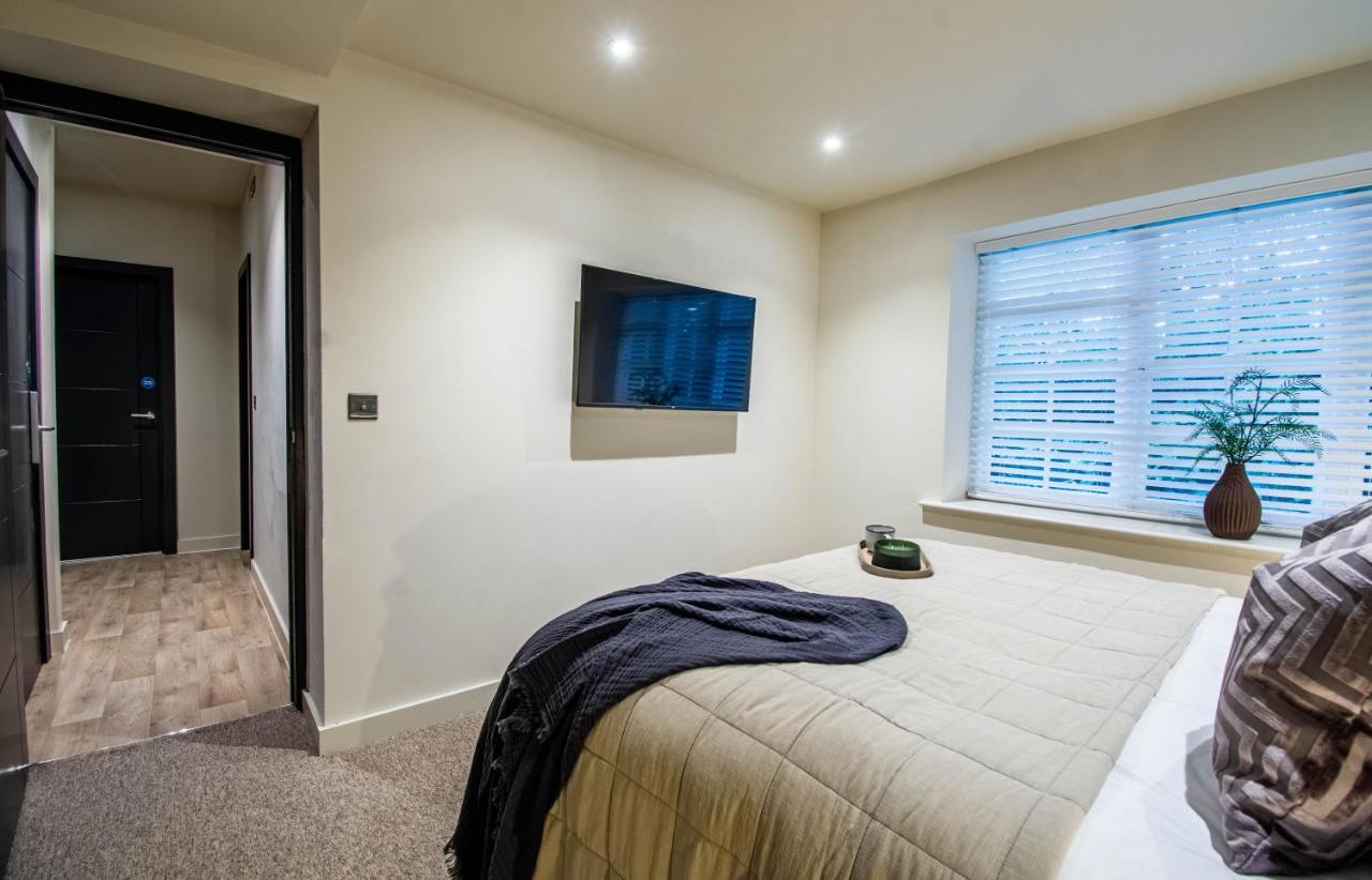 Deluxe One-Bedroom Apartment