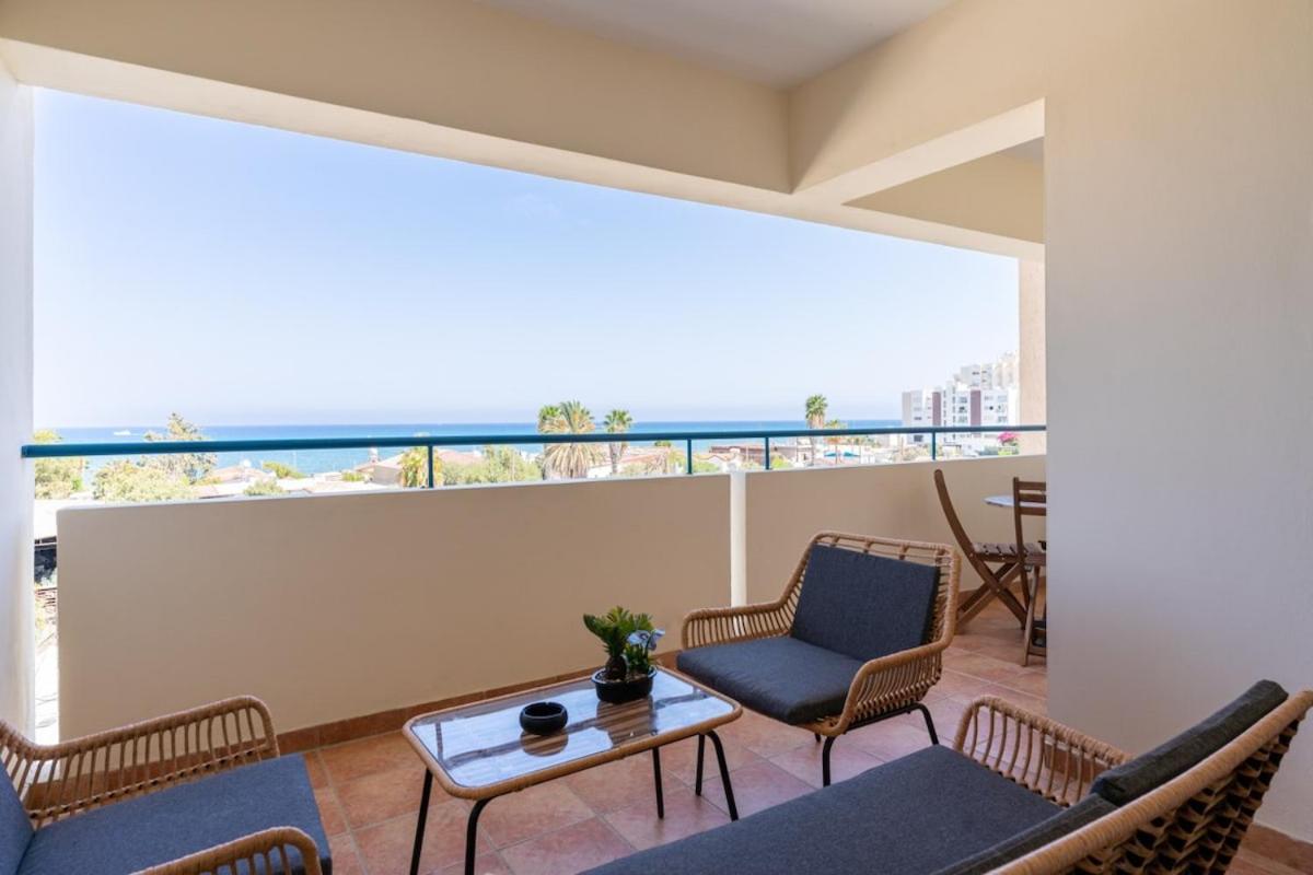 Bayview 2-BR Apartment W Terrace in Larnaca - B&B