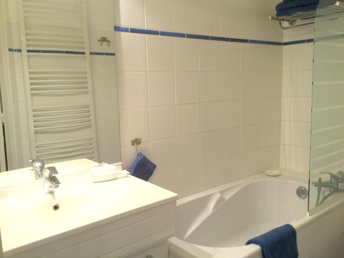 Zimmer mit Queensize-Bett und Gartenblick