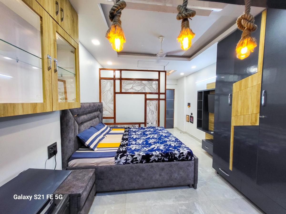 VacationBuddy Superb Furnished Studio Apartment 720 in West Delhi - Bed and Breakfast New Delhi