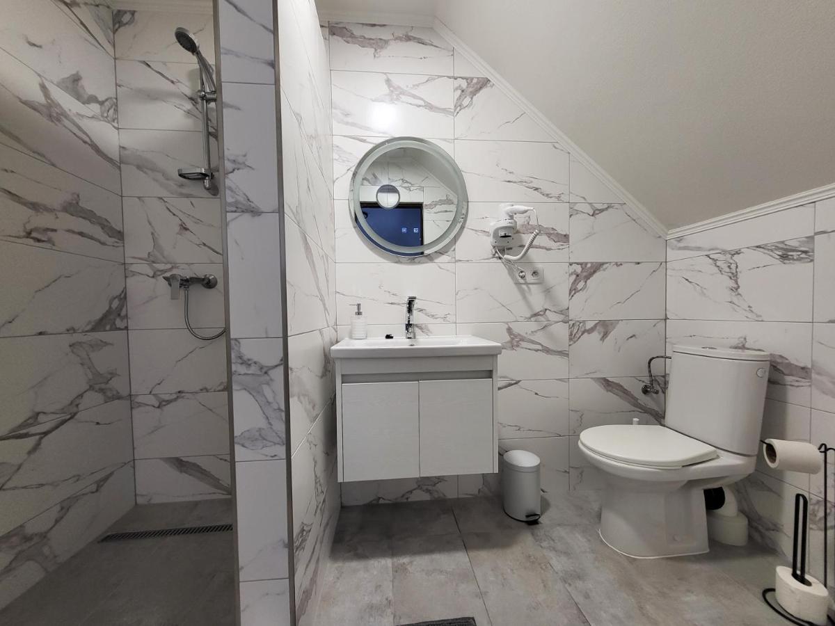 Zweibettzimmer mit Bad