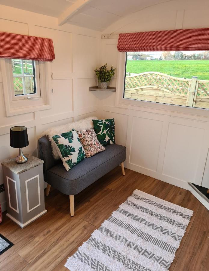 Delightful Cowbridge Railway Carriage with Hot Tub - B&B