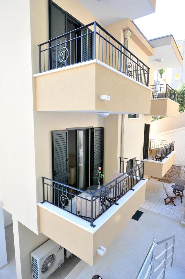 One-Bedroom Apartment with Pool View