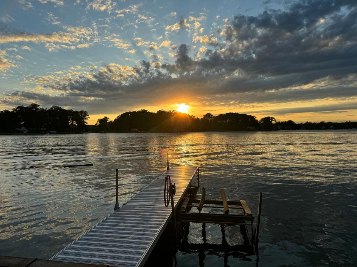 Pine Lake All-Sports Lakefront w Dock & Kayak - B&B Plainwell