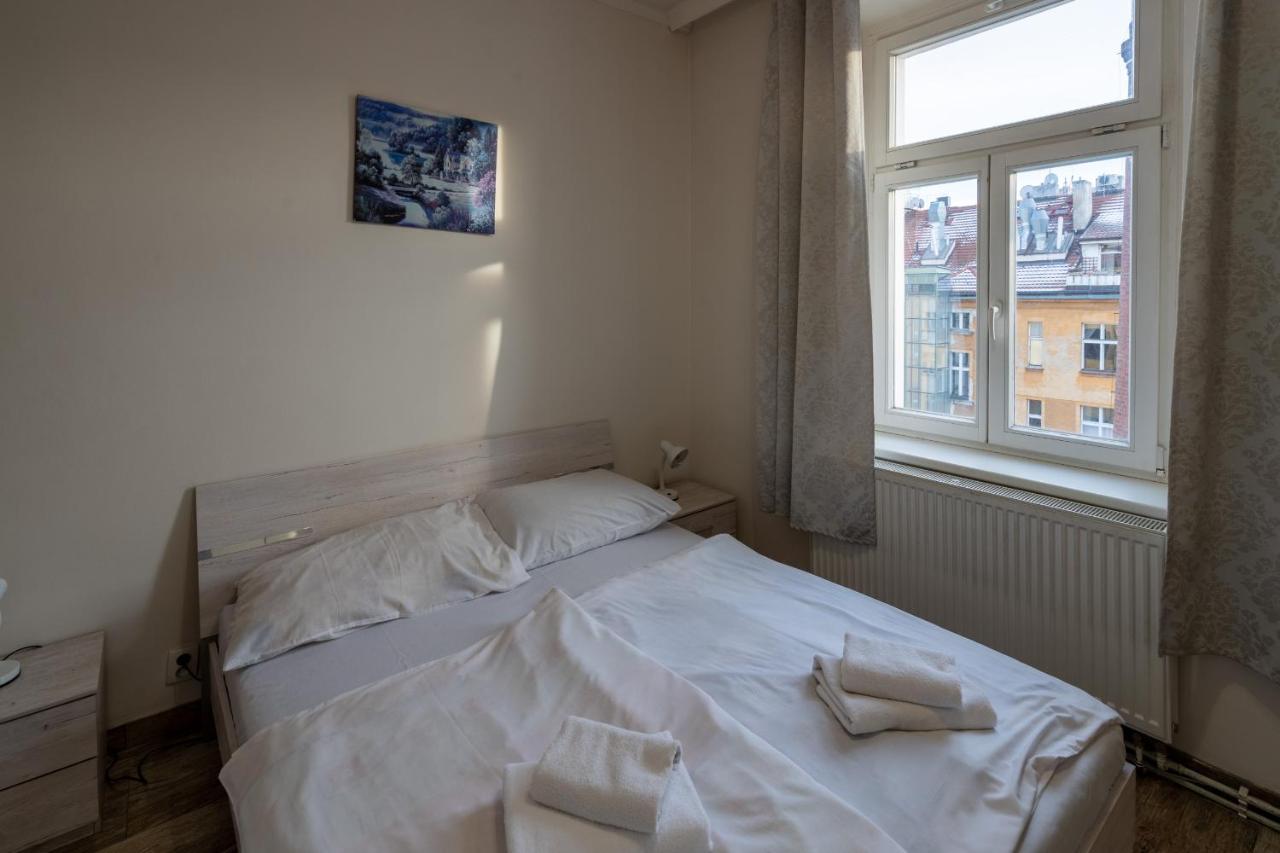 Deluxe One-Bedroom Apartment