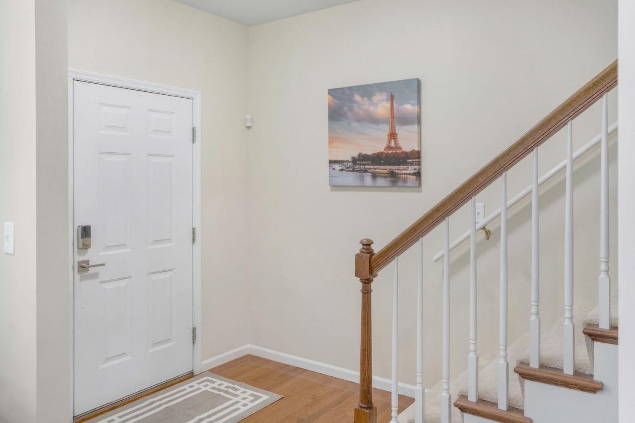 Modern 4BR Retreat with Free Parking in Prime CWE! - B&B