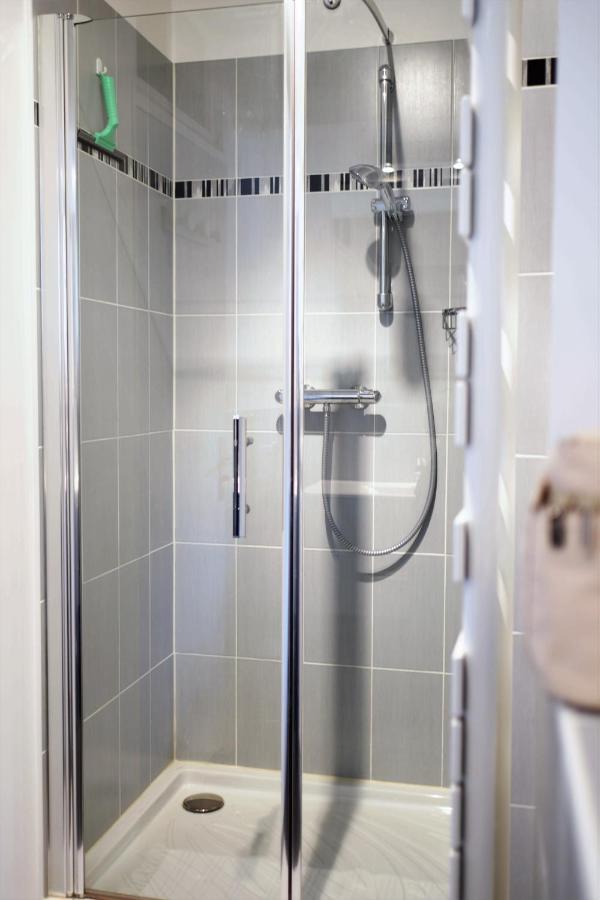 Camera Matrimoniale Budget con Bagno e Servici Igienici Esterni
