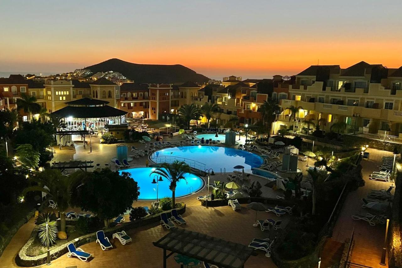 Sunny terrace & pool - Bed and Breakfast Playa de las Américas