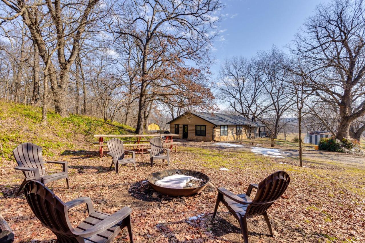 Hike, Fish and Explore Family Cabin in Sulphur! - B&B