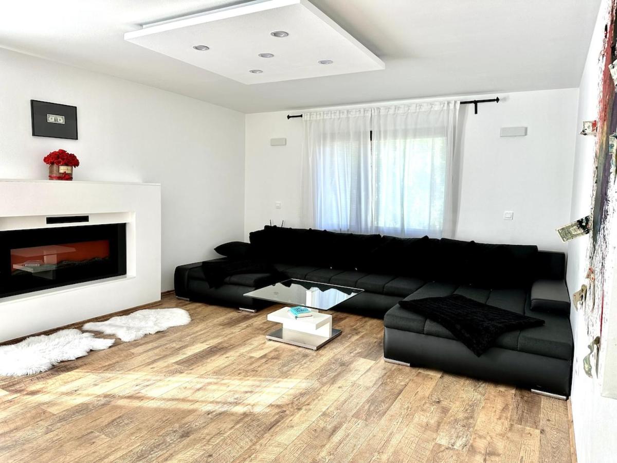 Spacious Cosy Apt with Pool and Parking - B&B