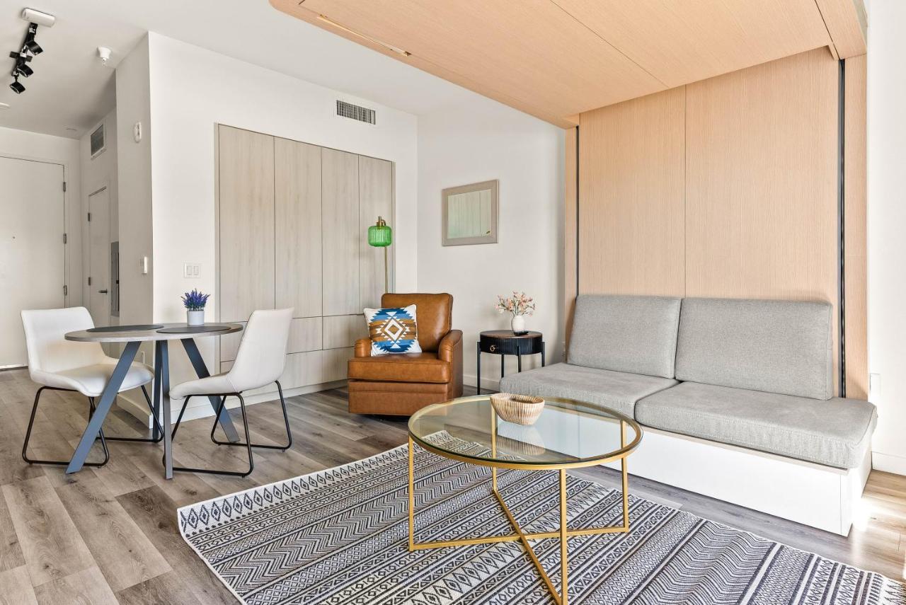 Modern Hollywood Studio, Pool Parking Gym - B&B Los Angeles