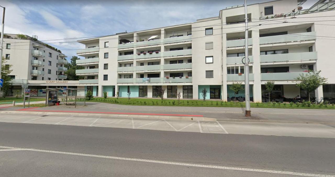 ALURE RESIDENCES 1 & 24h self check-in, free parking in front of the apartment building, new building, terrace, cafe with breakfast in the apartment building, next to the aqua park - B&B Banská Bystrica