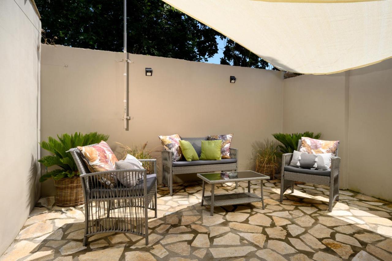 Petite Apt with patio at Garitsa! - B&B