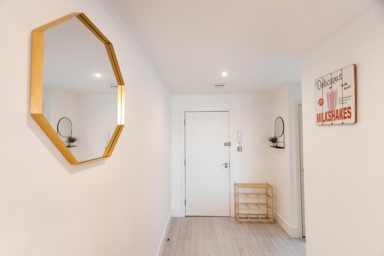 Commercial Road Apartments Central Location Wyvern Theatre - Bed and Breakfast