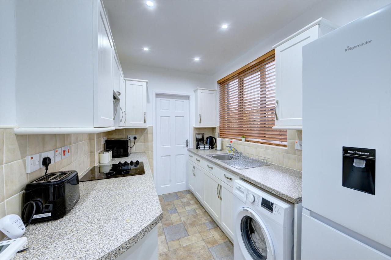 3 Bedroom House, 4 Beds, 2 Double Beds, 2 x Single Beds, Sleeps 6, Free Parking, Birmingham Near City Centre, Major Transport Links - Chambres d'hôtes Birmingham