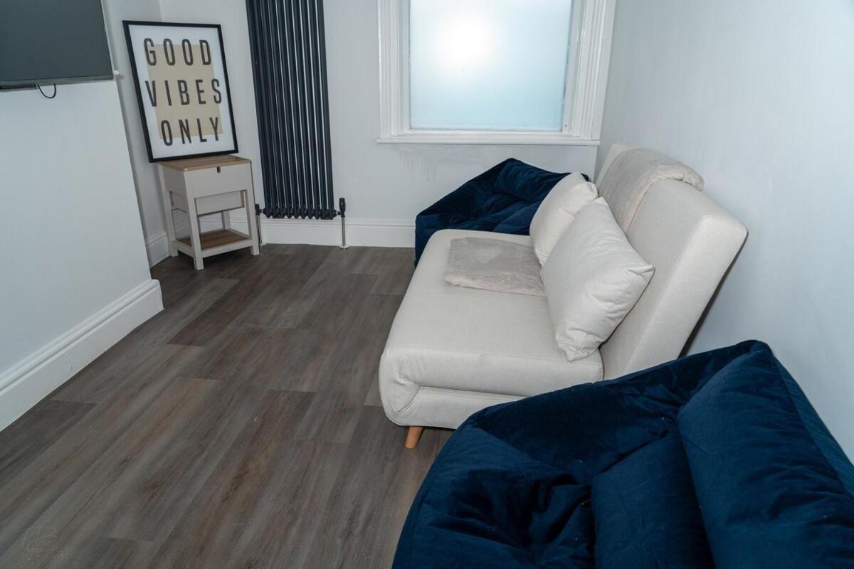 Beautiful 3-bedroom apartment on Blackpool seafront with free parking - B&B