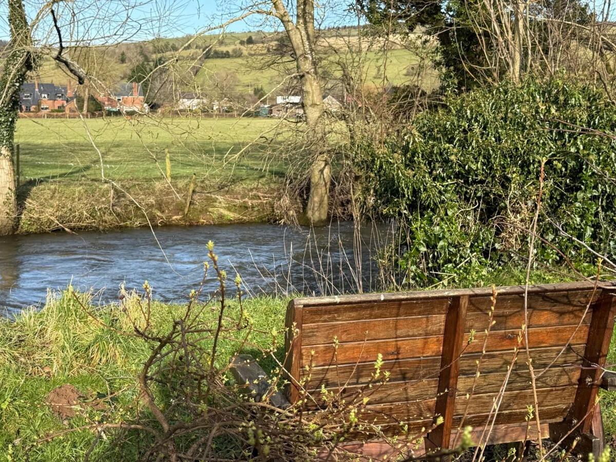 Charming 2 bedroom Lodge In the Shropshire Countryside with Fantastic Views - Chambres d'hôtes Clunton