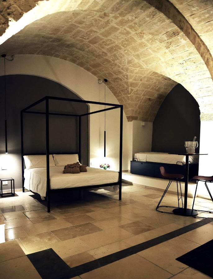 Habitación con cama extragrande y bañera de hidromasaje