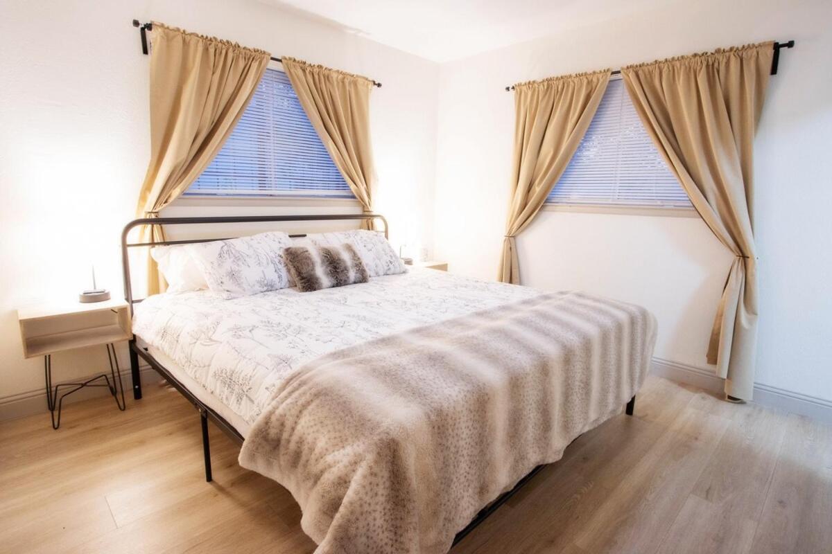Beautiful Family Home Mins to Lackland - B&B