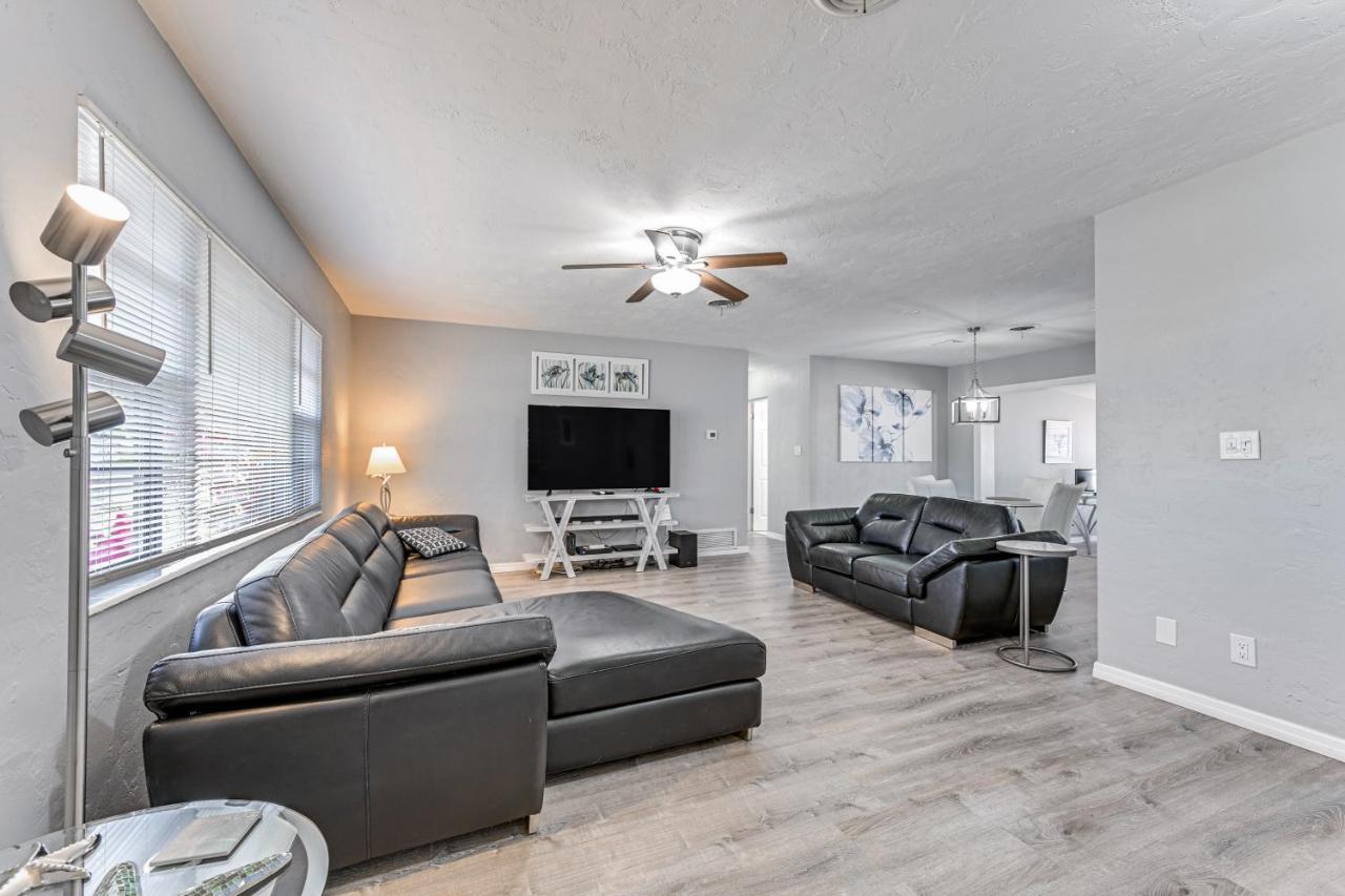 3 Mi to Venice Beach Pet-Friendly Home with Yard - B&B
