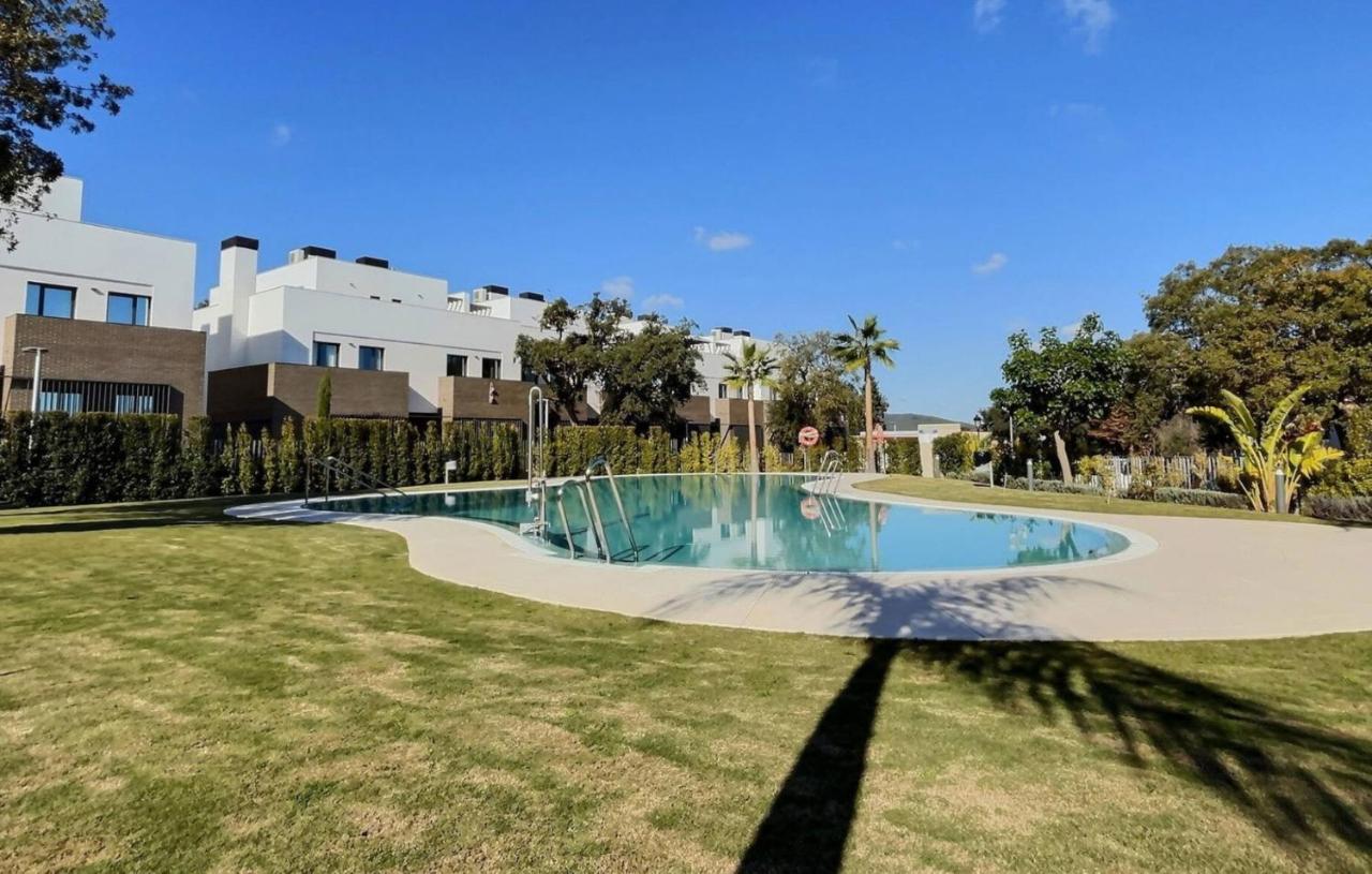 Experience luxury in this stunning three-bedroom modern townhouse frontline to the San Roque Golf - Chambres d'hôtes San Roque