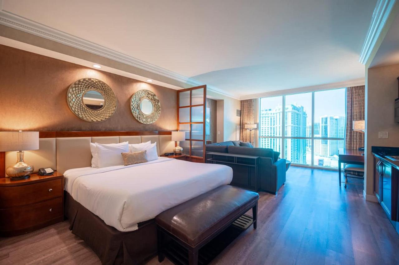 No Resort Fee Strip View Suite +Free Valet + Pool - B&B