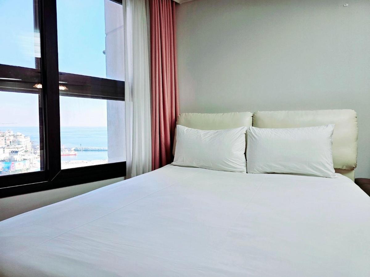 One-Bedroom Apartment with Sea View