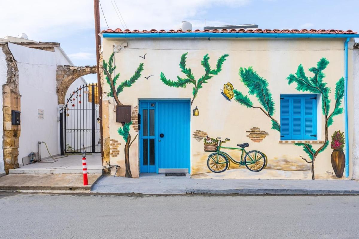 Blue Haven - 2-BR Artistic Escape in Larnaca - B&B