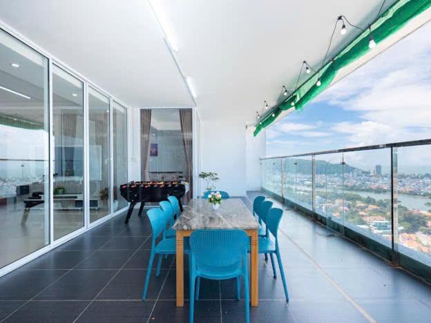 Four-Bedroom Apartment with Balcony