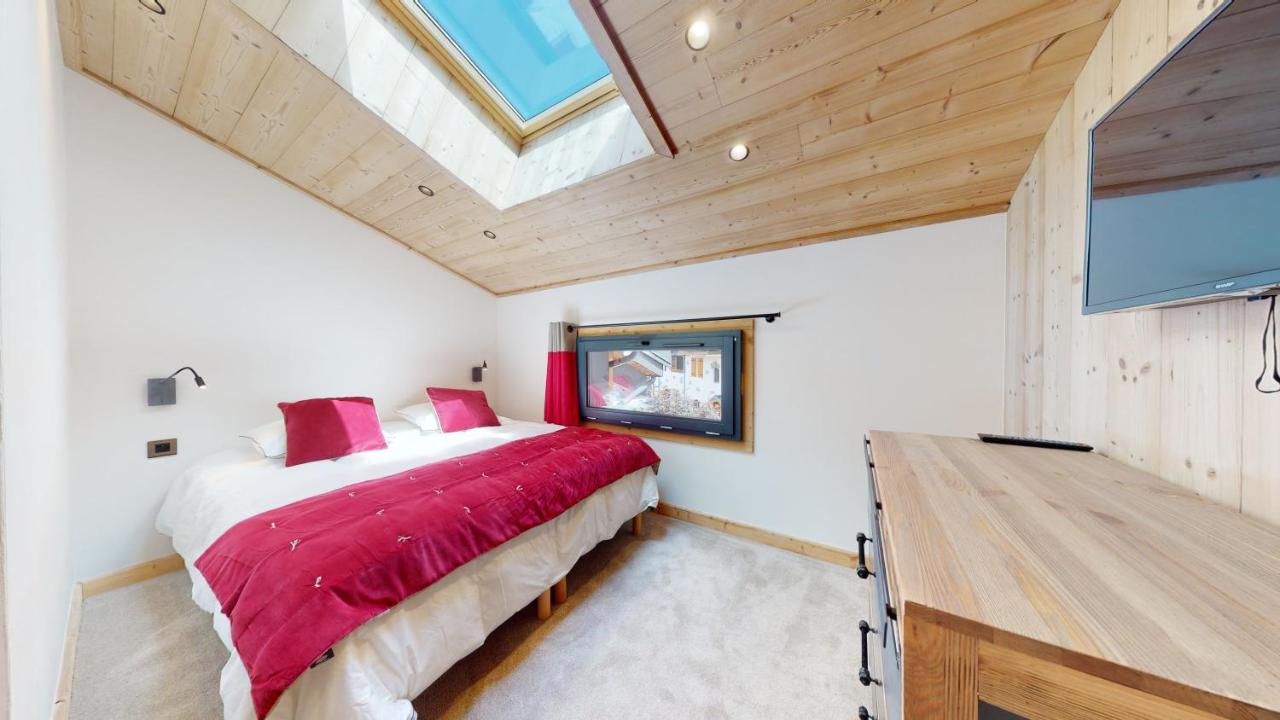 Three-Bedroom Apartment with Mountain View