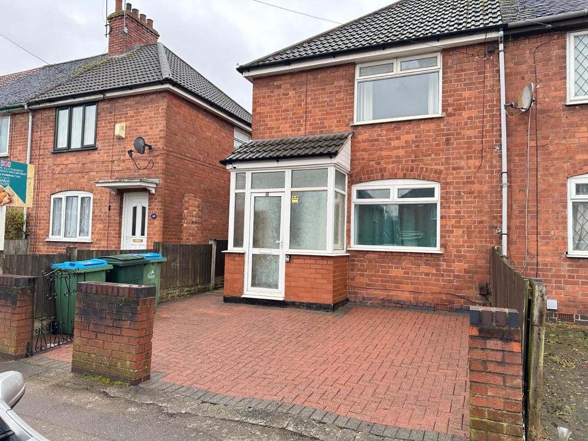 3 bedroom entire house sleeps 8 twin beds near Coventry University City Center driveway Parking - Chambres d’hôtes