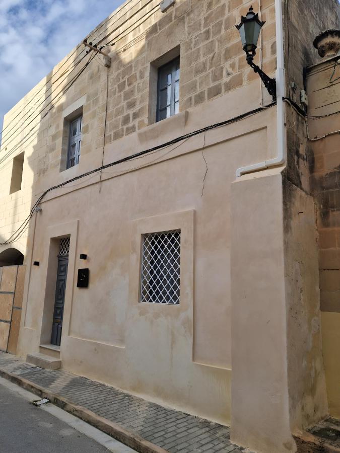 Ancient Maltese House with modern interior 3 min away from Airport TAL-PINU - B&B