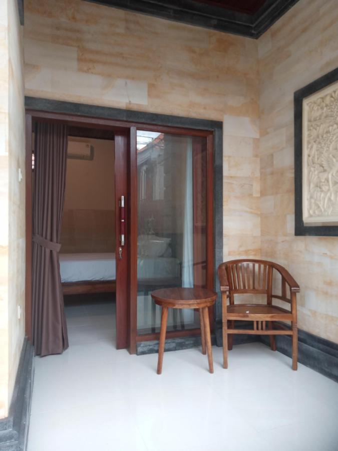 Nyoman19 Guest House - Bed and Breakfast Seminyak