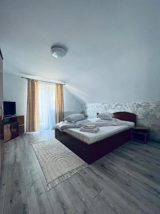Kamer met Queensize Bed en Gedeelde Badkamer