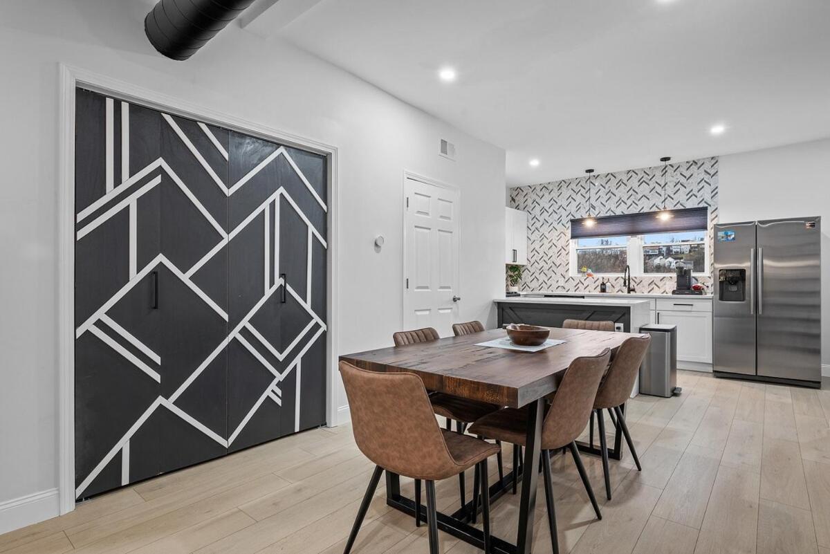 Charming 3Bed 2&half Bath with Deck & Free Strt Parking - Bed and Breakfast Pittsburgh