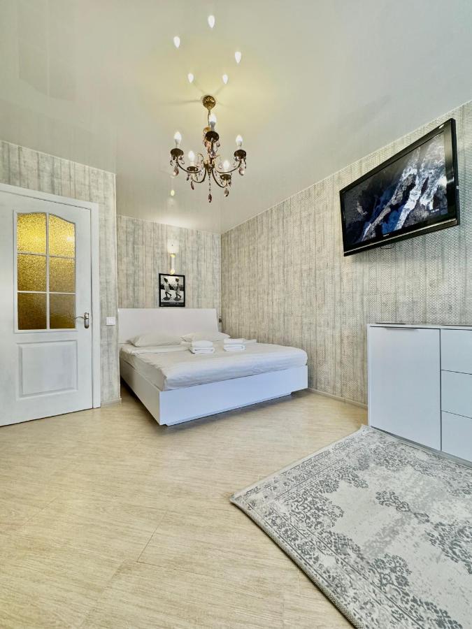 ApartPoltava Смак Італії у самому центрі Полтави , білосніжна студія в новобудові, банківський чек - B&B