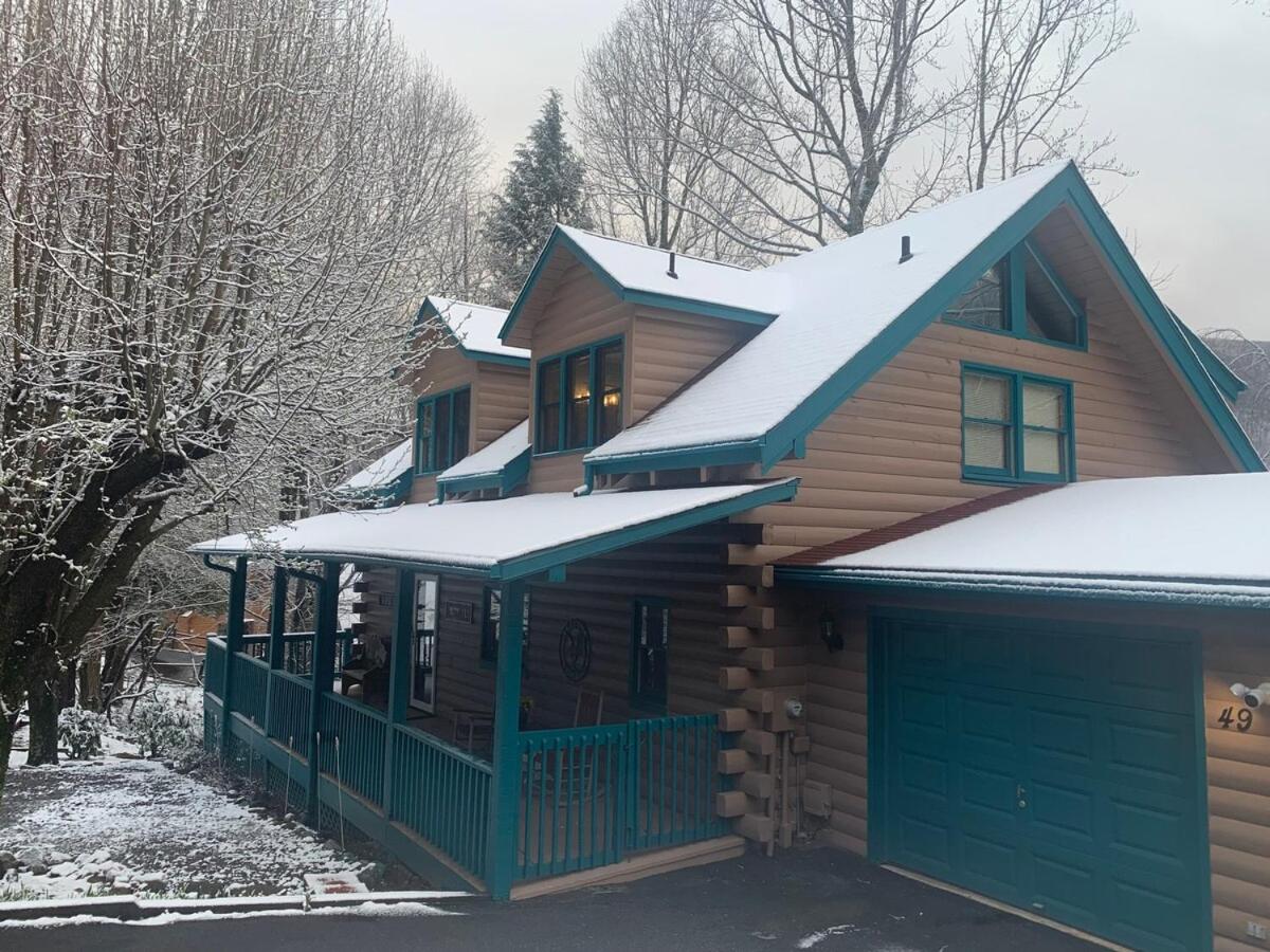 BearHavencabinfun 3 story Log Cabin Mountain View,Hot Tub, sleeps 10 - B&B Maggie Valley
